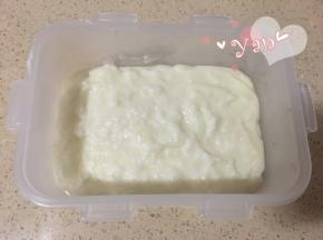 倒入铺好椰蓉的密封盒里；