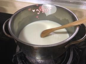 取一份倒入锅里，边小火加热边搅拌；