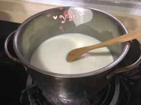 取一份倒入锅里，边小火加热边搅拌；