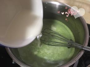煮沸后倒入剩余的一半牛奶淀粉液；