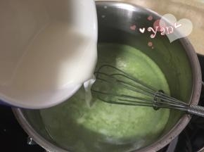 煮沸后倒入剩余的一半牛奶淀粉液；