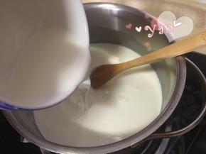 煮沸后倒入一半牛奶淀粉液；