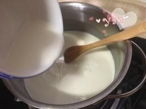 煮沸后倒入一半牛奶淀粉液；