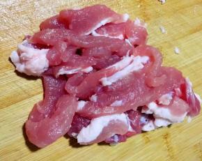 五花肉洗净切条