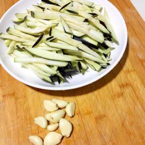 茄子洗净切成细条，大蒜去皮洗净切片，葱切葱花