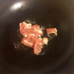 锅中加油倒入五花肉翻炒至表面金黄