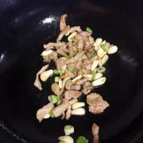 倒入蒜片和葱花爆香