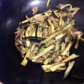 加入五香粉，黄酱，酱油拌匀