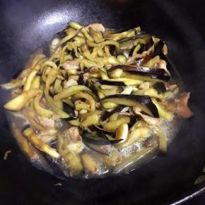 加少量水，盖锅盖焖一会，期间翻拌一下