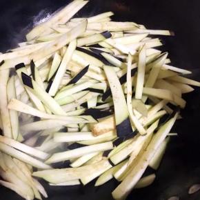 倒入茄丝翻炒至变软