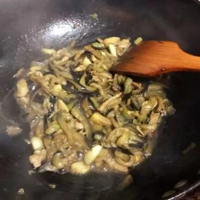 汤汁少后加盐调味即可