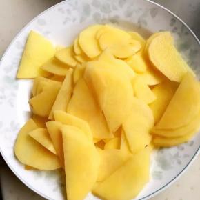 1、土豆去皮切成薄片