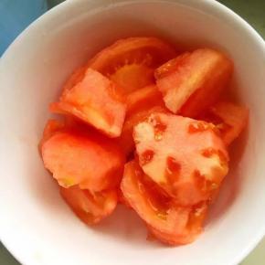 2、西红柿去皮切成块