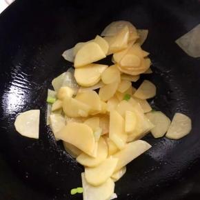 4、倒入土豆片翻炒片刻