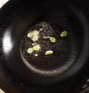3、锅中放油烧热后倒入葱花爆香