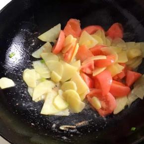 6、倒入西红柿块