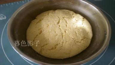 发酵好的面团，大约需要2个小时左右、冬季发酵很慢