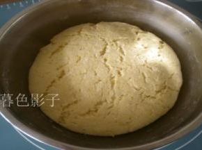 发酵好的面团，大约需要2个小时左右、冬季发酵很慢