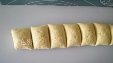 放在案板上用刀切成馍馍