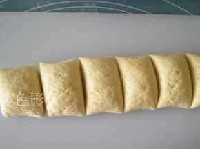 放在案板上用刀切成馍馍