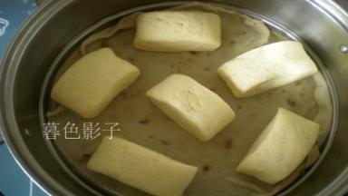 在有温水的锅里二次发酵的比较快、发酵完毕大火蒸25分钟