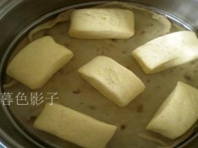 在有温水的锅里二次发酵的比较快、发酵完毕大火蒸25分钟