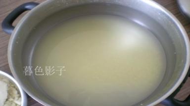 开水烫玉米面、放温呼加酵母粉