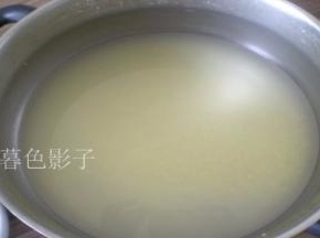 开水烫玉米面、放温呼加酵母粉