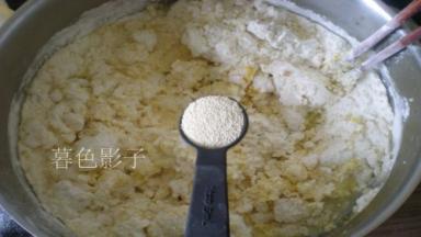 撒酵母粉和成面团。