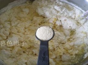 撒酵母粉和成面团。