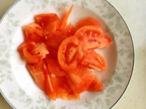 3、	西红柿洗净去皮切片