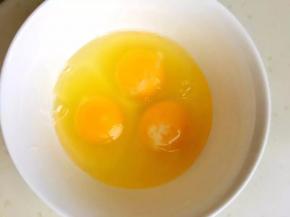 4、	鸡蛋碗中打散