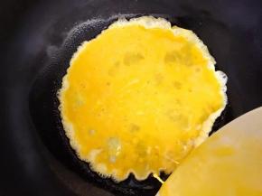 5、	锅中倒油加热后倒入蛋液炒熟后盛出