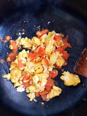 8、	将鸡蛋倒入拌匀