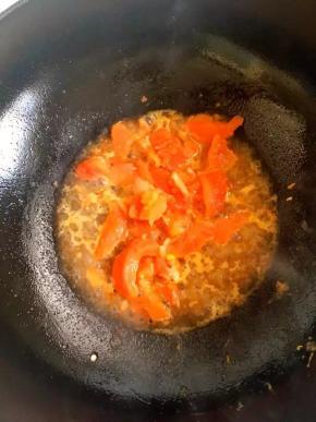 7、	加入适量水炒至西红柿出来汁液，加盐调味