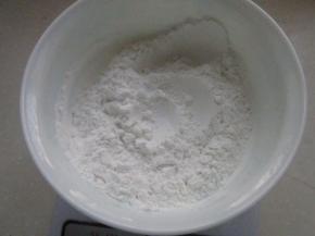 所有饼皮材料称重。