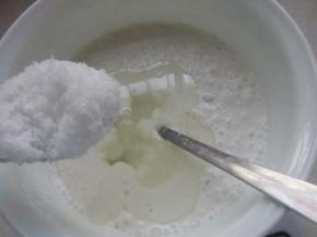 加入玉米油和白糖。