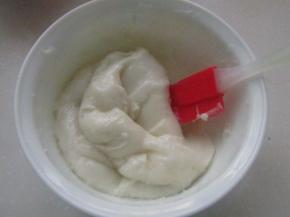 蒸好后，用硅胶铲子拌匀，晾凉一些。