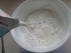 倒入牛奶。