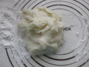 把凉的有些温热的饼皮放到硅胶垫上，撒上熟糯米粉。