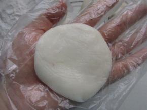 把无色的饼皮分成30克的小剂子，按扁。