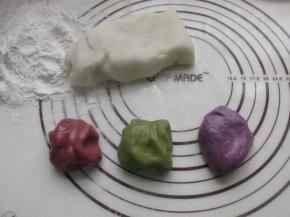 戴上一次性手套揉匀，分别就三个小剂子，加入抹茶粉，紫薯泥，红曲米粉揉匀。