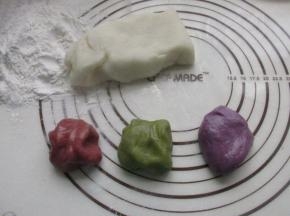 戴上一次性手套揉匀，分别就三个小剂子，加入抹茶粉，紫薯泥，红曲米粉揉匀。
