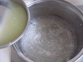 然后,倒入挤好的柠檬汁(这个过程一定不要搅拌)。