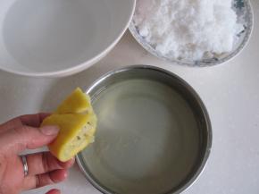 用手把柠檬汁挤出(我正好用了1个柠檬，汁称重正好是50克)。