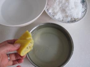用手把柠檬汁挤出(我正好用了1个柠檬，汁称重正好是50克)。