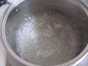 把水和白糖放到锅里用筷子搅拌一下烧开。