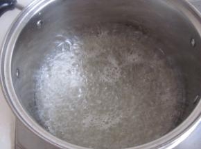 把水和白糖放到锅里用筷子搅拌一下烧开。