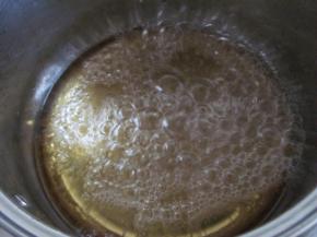 看着糖浆慢慢变色。