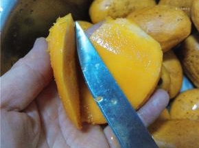 用刀将芒果肉切下备用。